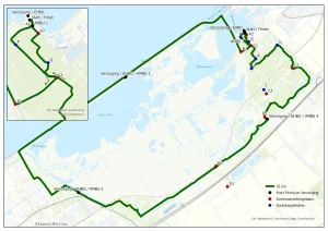 Een overzichtskaart van een 42 km hele marathonroute met gemarkeerde start/finishlocatie, verzorgings-/EHBO-punten en evenementorganisatoren. De groene route bevat controlepunten P, Q, R, S, T, U, B1, B2, C1, C2, C3, D1 en D2, met inzoomelementen voor specifieke segmenten.