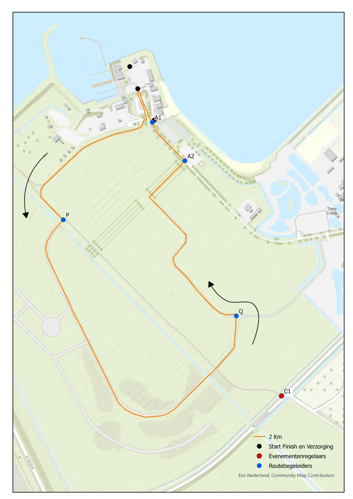 2km Routekaart voor SlooOW Kidsrun Een gedetailleerde kaart van een 2 km evenementroute met gemarkeerde start/finishlocatie, verzorgings-/EHBO-punt en evenementorganisatoren, weergegeven met een rode route door velden en belangrijke controlepunten, gemarkeerd als P, Q, A1, A2 en C1.