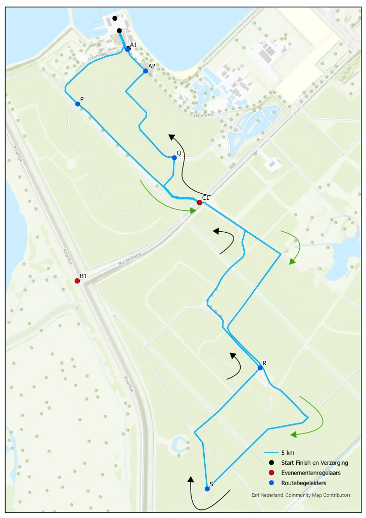5km Routekaart voor SlooOW Natuurloop evenement Een gedetailleerde kaart van een 5 km evenementroute met gemarkeerde start/finishlocatie, verzorgings-/EHBO-punt en evenementorganisatoren, weergegeven met een blauwe route door velden en belangrijke controlepunten, gemarkeerd als P, Q, R, S, B1 en CT.